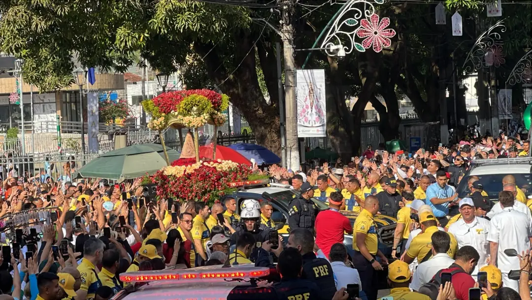 Nossa Senhora de Nazaré recebeu homenagens logo no início do traslado, na Avenida Nazaré, com fogos de artifício. É um …