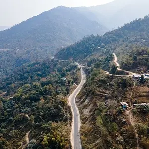 No Nepal, um ônibus escolar caiu em ribanceira, matando cinco pessoas. É um lembrete forte de como a fragilidade da vid…