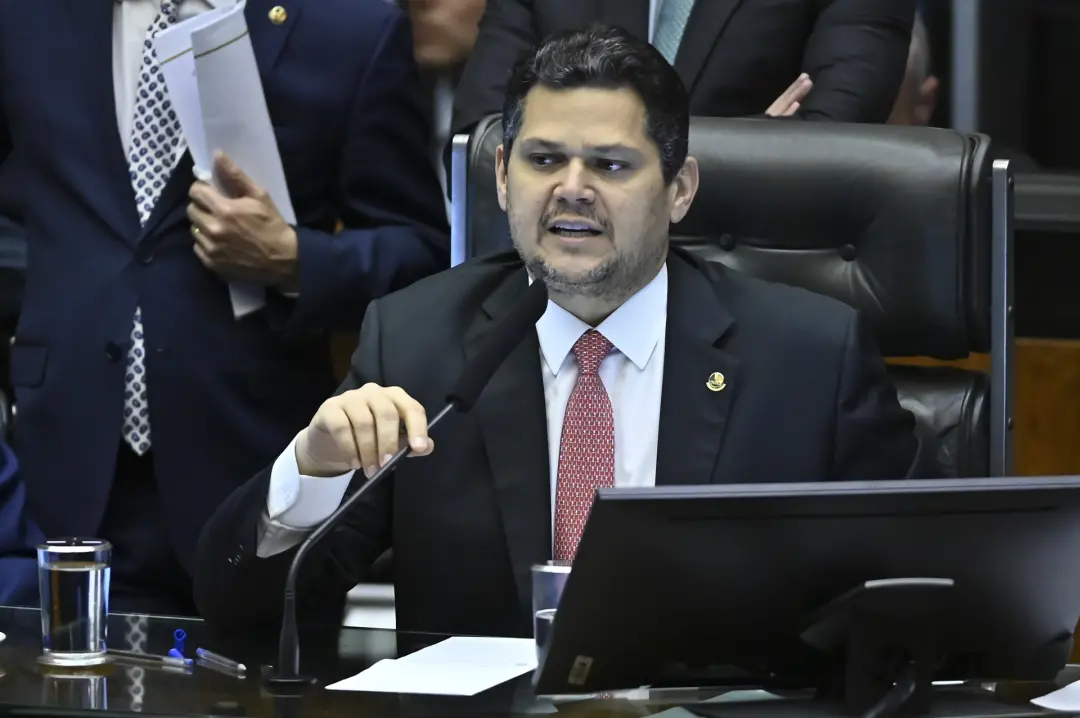 Davi Alcolumbre pode acelerar a votação do fim da escala 6x1 no Senado mesmo com menos de 54 assinaturas. O mecanismo r…