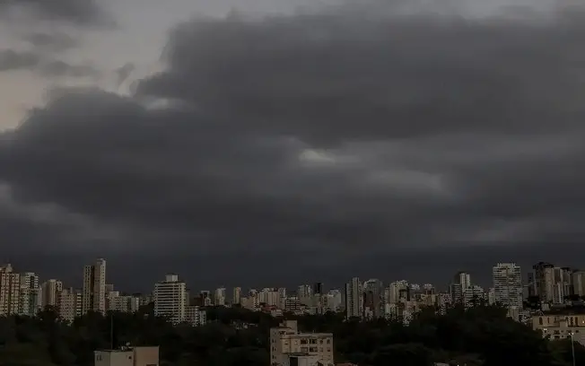 Aviso vermelho de tempestade no oeste e sudoeste do Paraná e no centro e oeste de Santa Catarina. Tem calor antes da ch…