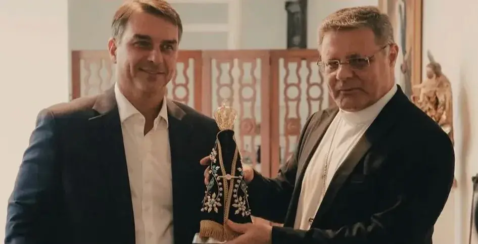 Flávio Bolsonaro recebeu imagem de Nossa Senhora Aparecida do arcebispo de Brasília na Catedral Metropolitana. O encont…