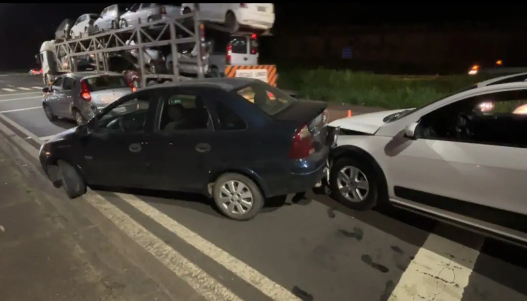 Sete carros envolvidos em engavetamento bloquearam parte da Rodovia Geraldo de Barros em Piracicaba na noite de quinta.…