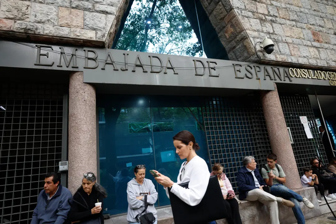 A Fiscalía pediu ao Supremo que suspenda a proibição de voto para nacionalizados pela lei de netos nas eleições de 29 d…
