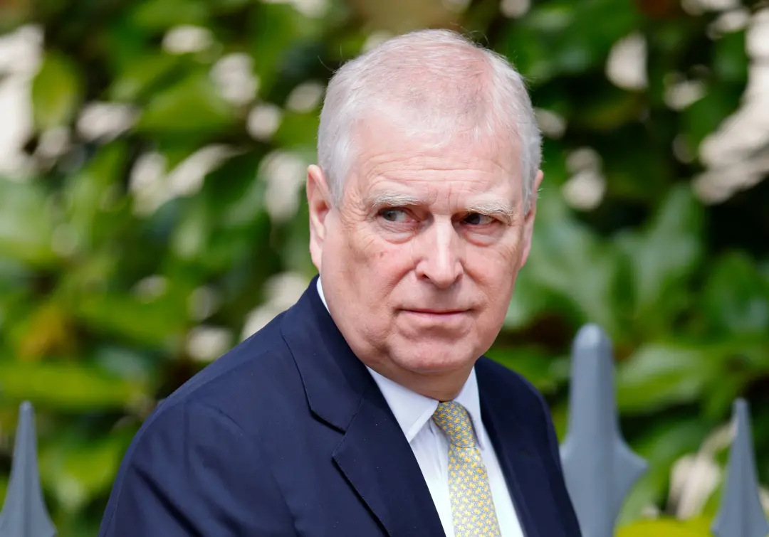 Andrés Mountbatten-Windsor recebeu 356.360 euros de indenização por ter saído da mansão Royal Lodge. A saída foi forçad…