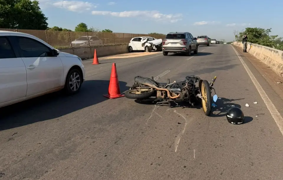 Setor Parque Industrial, Goiânia, teve dois motociclistas em estado grave após acidente na manhã de sexta. Uma vítima f…