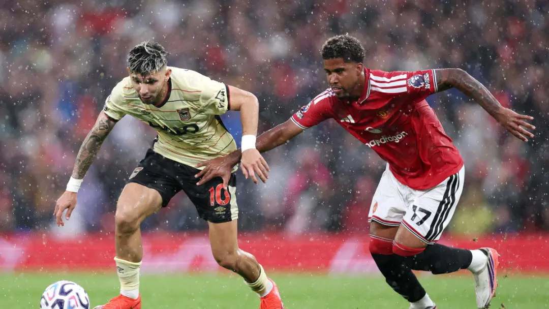 Andrey Santos comentou que os companheiros do Manchester United se juntam para jogar Werewolf depois do jantar. É um je…