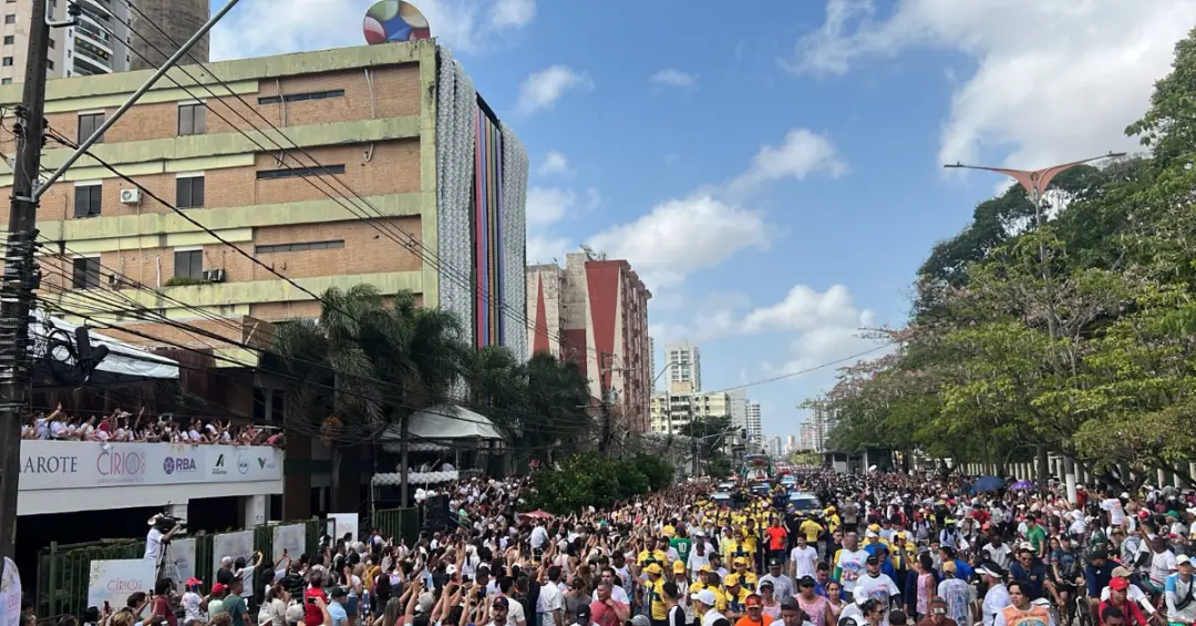 Passagem de Nossa Senhora de Nazaré em frente à sede da RBA reuniu fiéis em Belém na manhã de sexta. Ver tanta devoção …