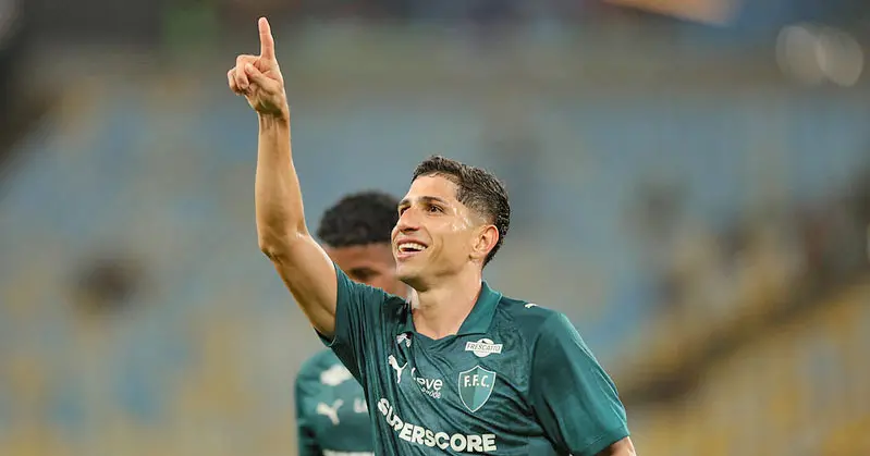 Savarino marcou hat-trick e o Fluminense venceu o Coritiba por 4 a 0 no Maracanã. O time carioca agora está na terceira…