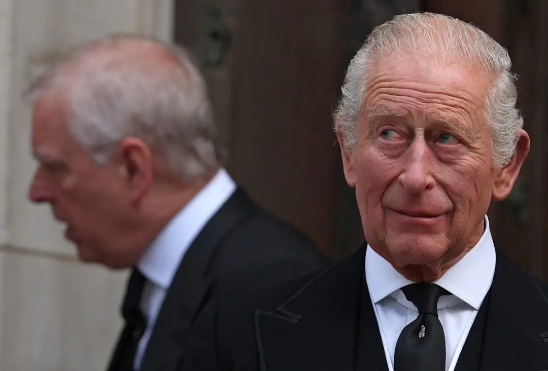Quase R$ 12 milhões em reparos na casa da realeza. O Rei Charles III interveio usando renda privada pra quitar os danos…