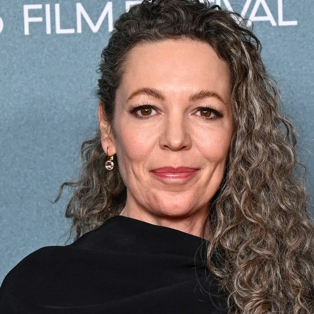 Olivia Colman com cabelo prateado transformou o visual em um penteado alto marcante. Acho que essa mudança valoriza mui…