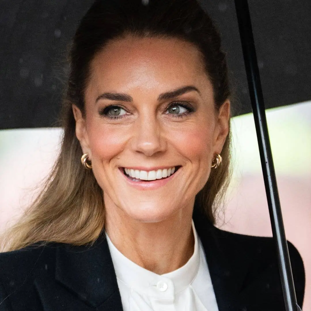 Kate Middleton chegou em Belfast com o Príncipe William usando uma saia de tartan da Emilia Wickstead e bolsa verde Mul…