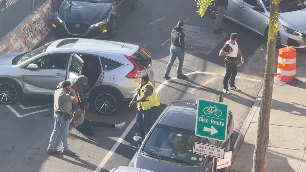 Nova York, no bairro Marble Hill, um homem foi ferido a tiros por agentes de imigração. Sete mortes ocorreram em casos …