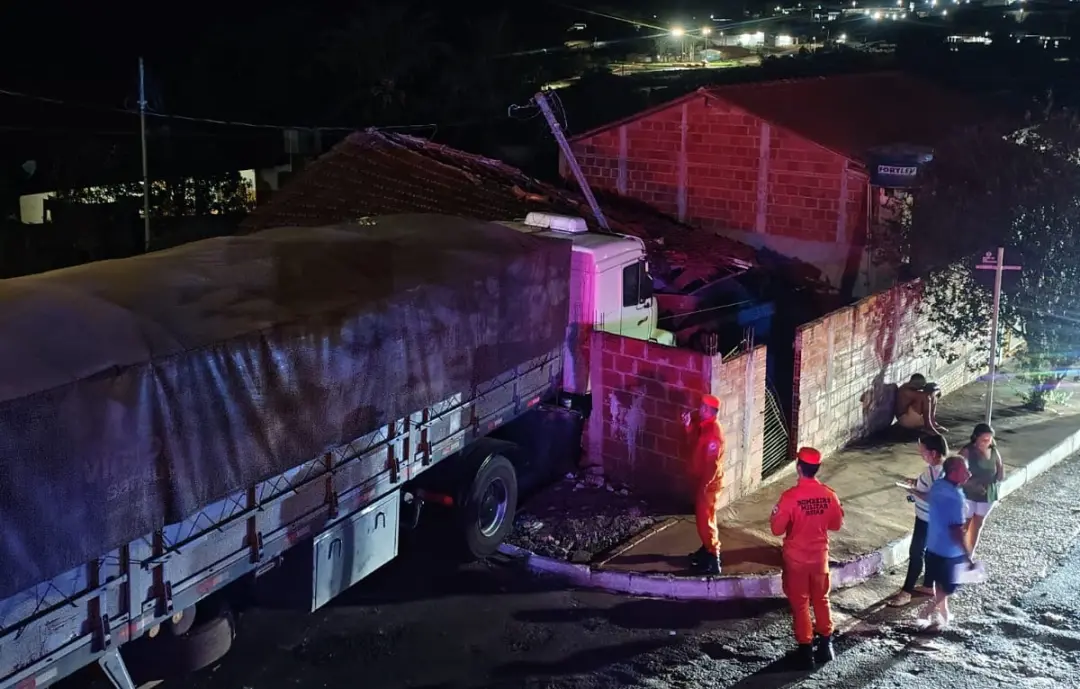 Caçu registrou noite tensa com caminhão sem freio invadindo duas casas na Rua Vicente Soares. Danos estruturais e o sus…