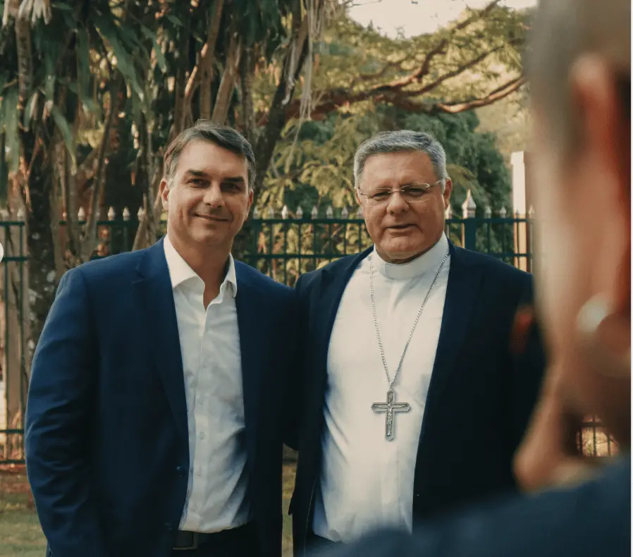 Flávio Bolsonaro e Alfredo Gaspar se reuniram com o arcebispo de Brasília e receberam uma imagem de Nossa Senhora Apare…