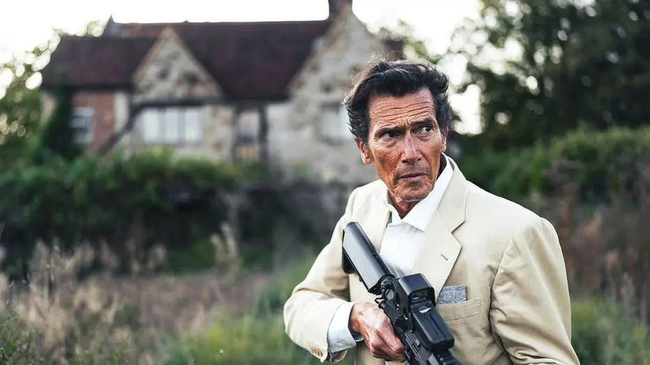 Filmes hoje muito dependentes de material de quadrinhos e espetáculo caro, disse o filho de Roger Moore. A arte de cont…