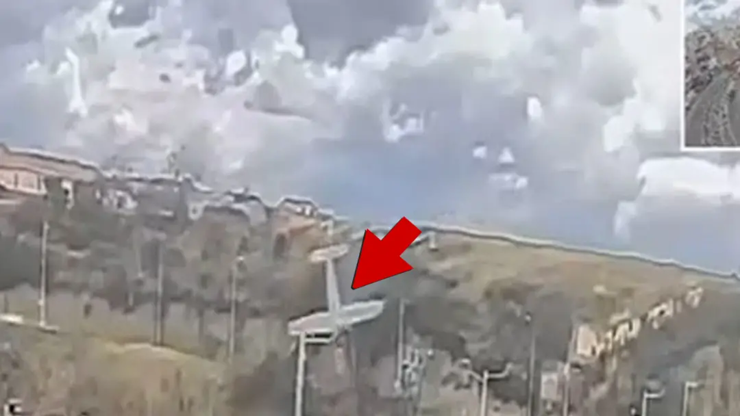 Em Cuenca, no Equador, um avião saiu da pista, caiu de um morro e bateu na estrada abaixo. É assustador ver tanta coisa…