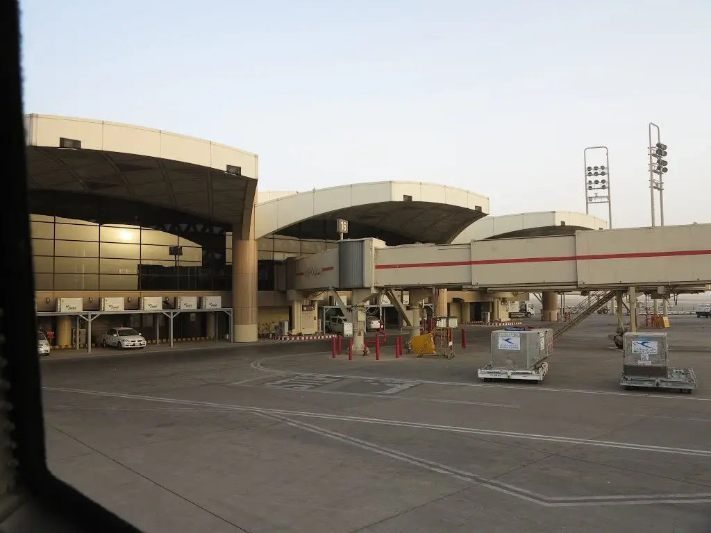 Três sauditas, incluindo um piloto, morreram em ataques de houthis contra o aeroporto de Riad. O ataque mira infraestru…