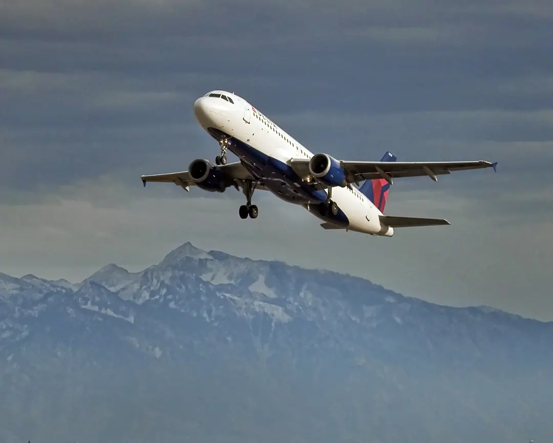 Delta Air Lines reduziu a projeção de lucro para 2026 para entre 5,10 e 5,60 dólares por ação, por causa do custo alto …