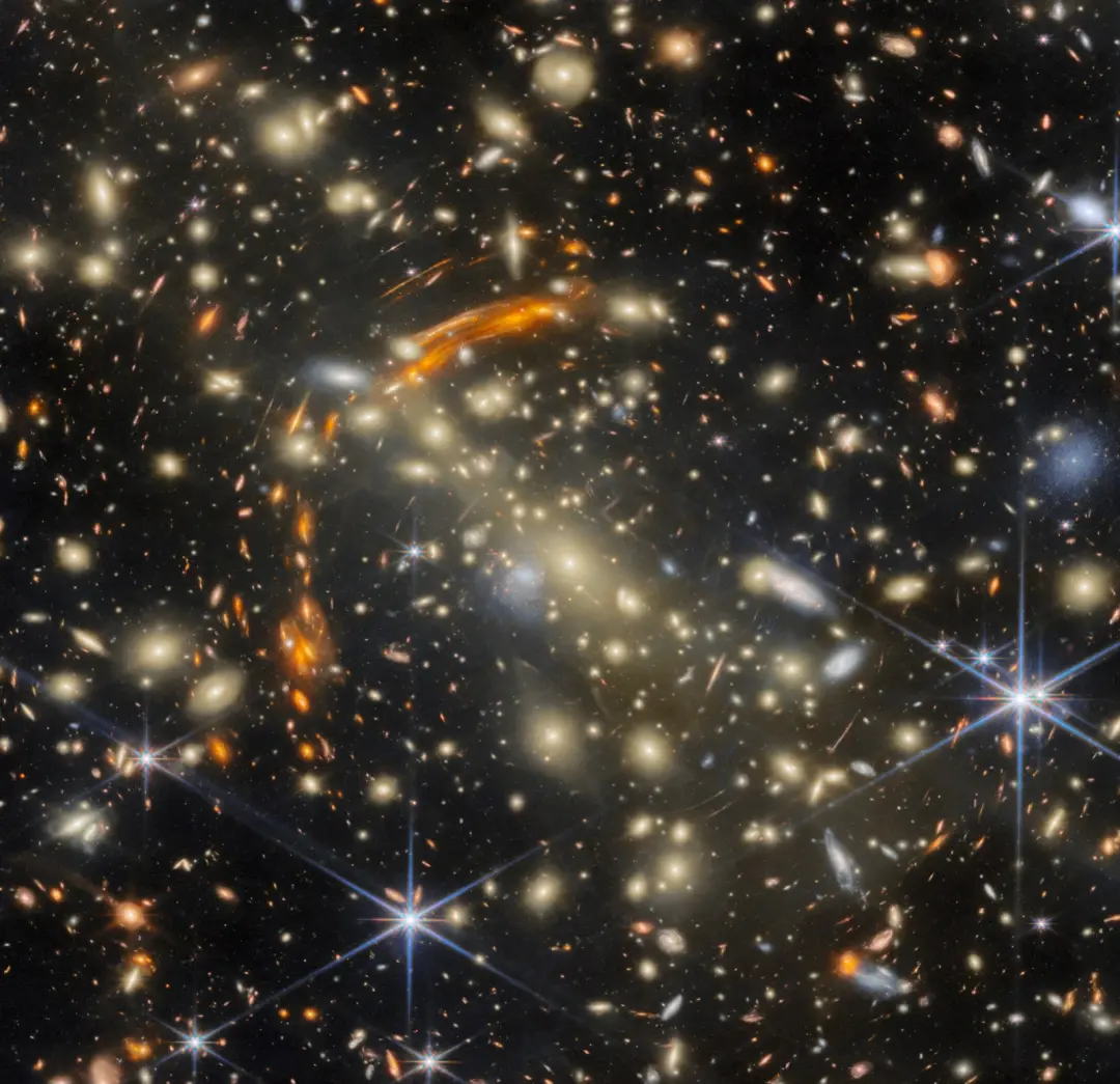 Galáxias se dobram e multiplicam como em um espelho na imagem do Telescópio James Webb. Esse efeito de lente gravitacio…