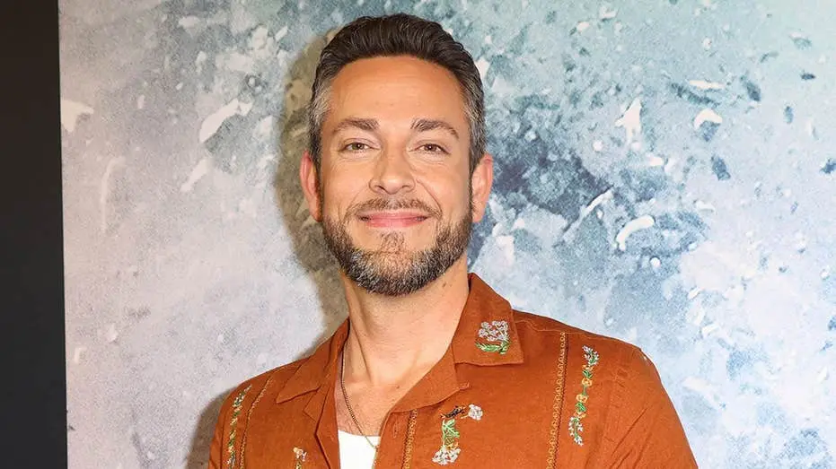 Zachary Levi trocou a Califórnia pelo Texas, achando mais liberdade lá fora. Ele diz que nos valores texanos ele se sen…