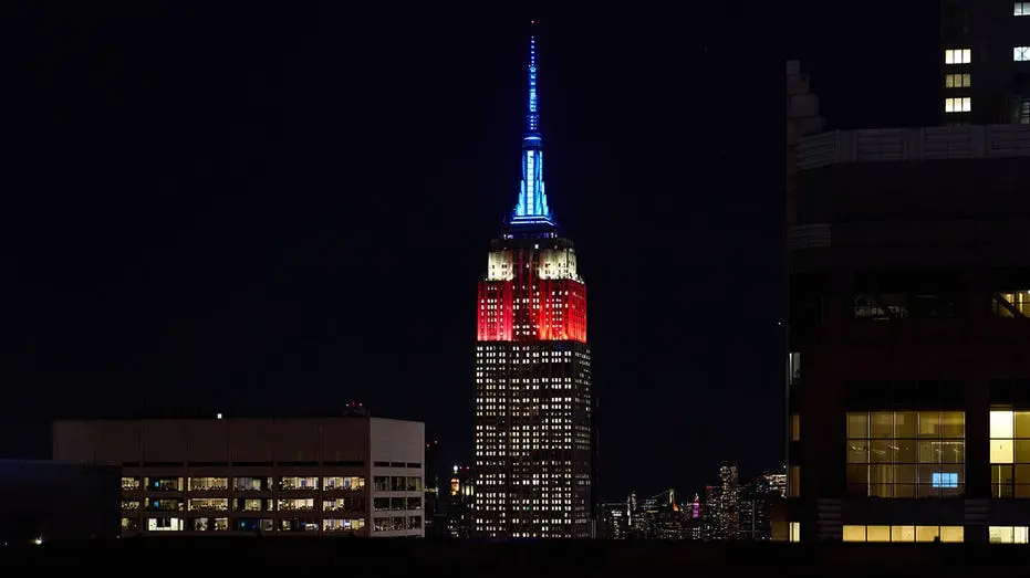 Empire State Building ficou com as luzes em vermelho, branco e azul na noite passada para comemorar os 30 anos do Fox N…