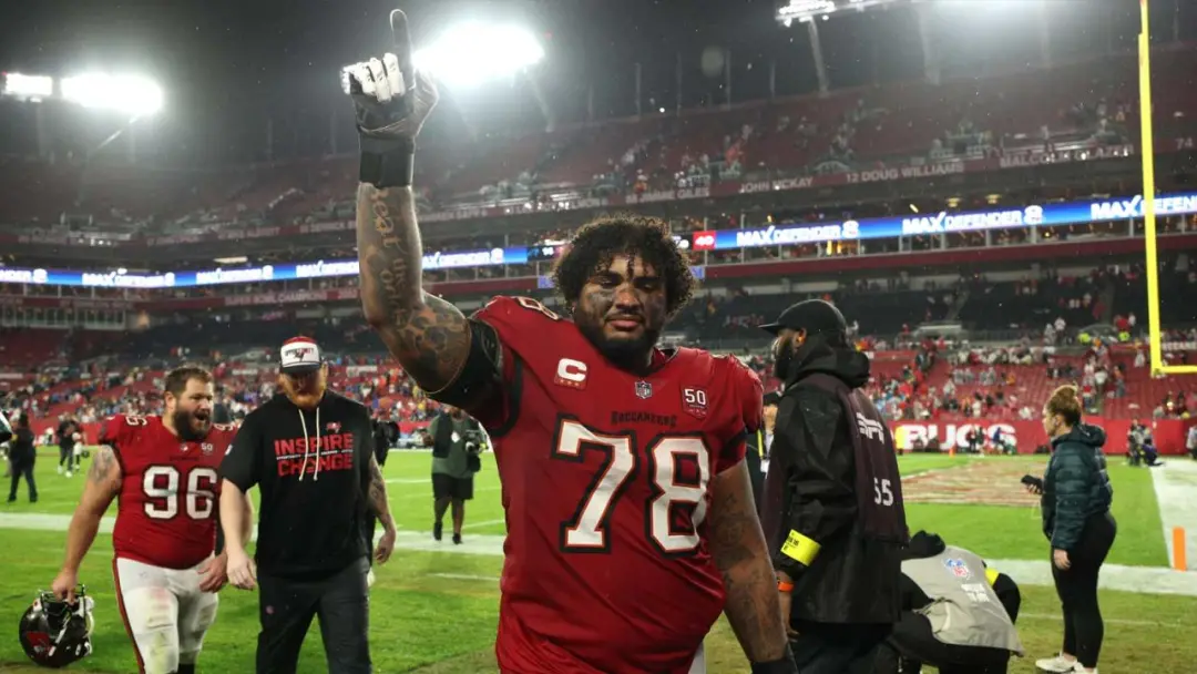 Tristan Wirfs, tackle ofensivo dos Buccaneers, saiu do jogo contra os Cowboys com uma lesão na perna, mas o relatório p…