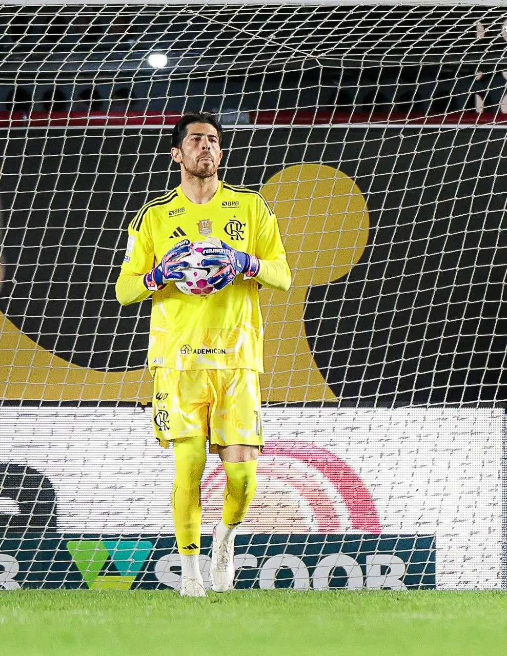 Rossi, goleiro do Flamengo, teve uma atuação questionada no empate de 2 a 2 contra o Santos na Vila Belmiro. O lance qu…
