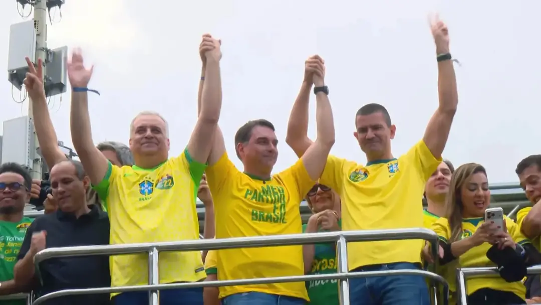 Flávio Bolsonaro e Douglas Ruas se reuniram na Barra da Tijuca para estruturar a campanha no segundo turno no Rio de Ja…