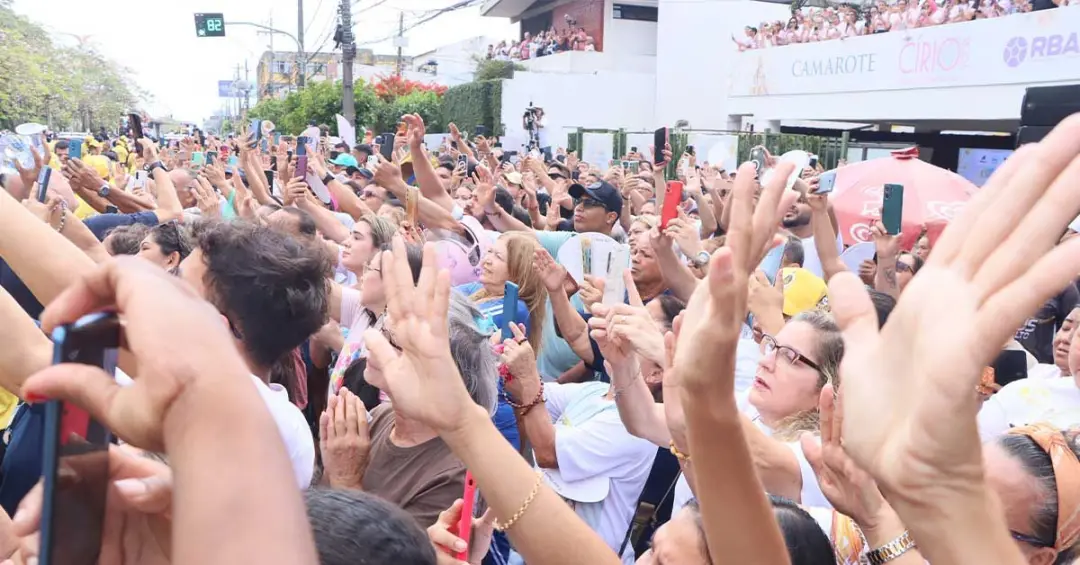Mãos erguidas para a Virgem de Nazaré durante o Círio 2026, cenas se repetem no trajeto em Ananindeua e Marituba. A dev…