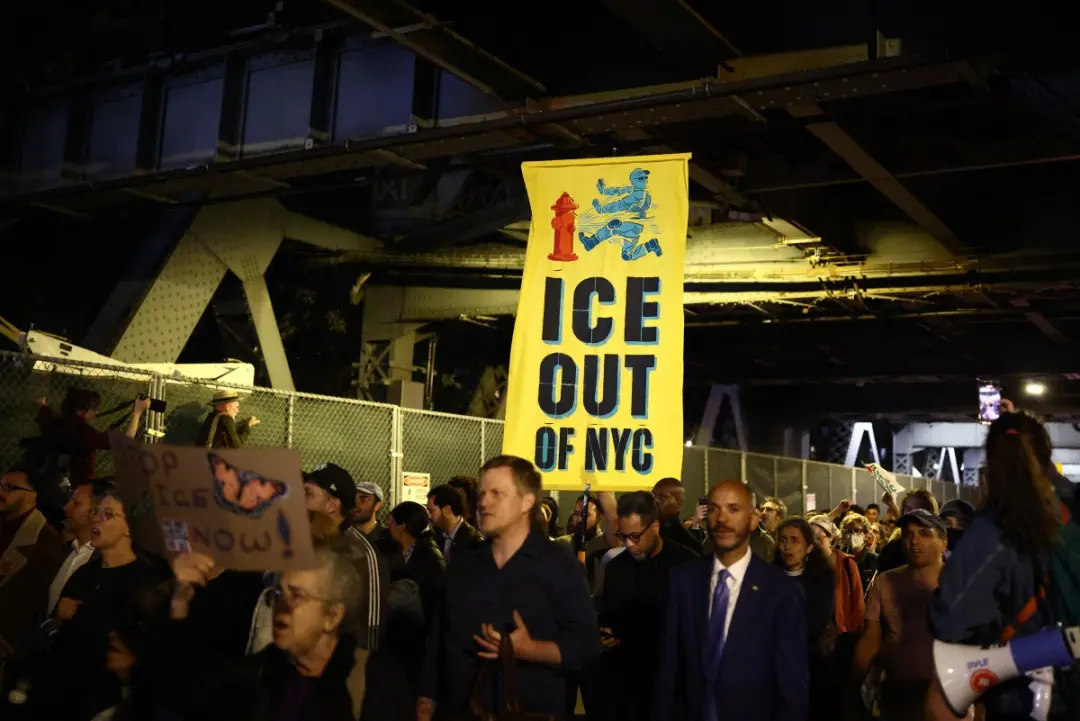 Nova York: agentes de imigração baleiam homem dentro de um carro no bairro de Marble Hill. O ato, ocorrido enquanto hav…