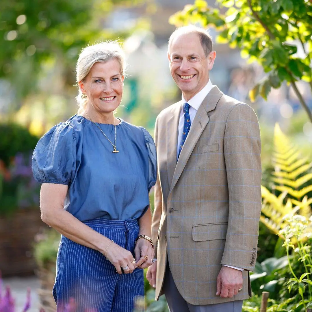 Prince Edward e Duchess Sophie mostram momentos românticos em fotos, depois de 27 anos de casamento. É legal ver essa u…