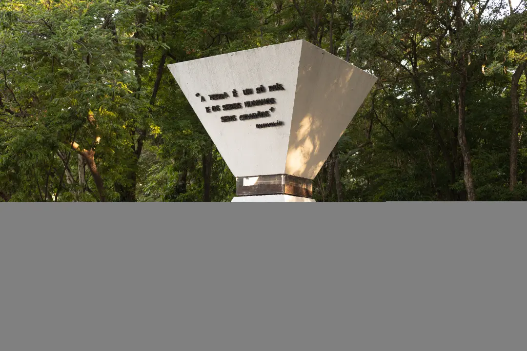 Monumento à Paz Mundial no Bosque dos Buritis, em Goiânia, reflete a frase de Bahá u lláh sobre a união dos povos. Essa…