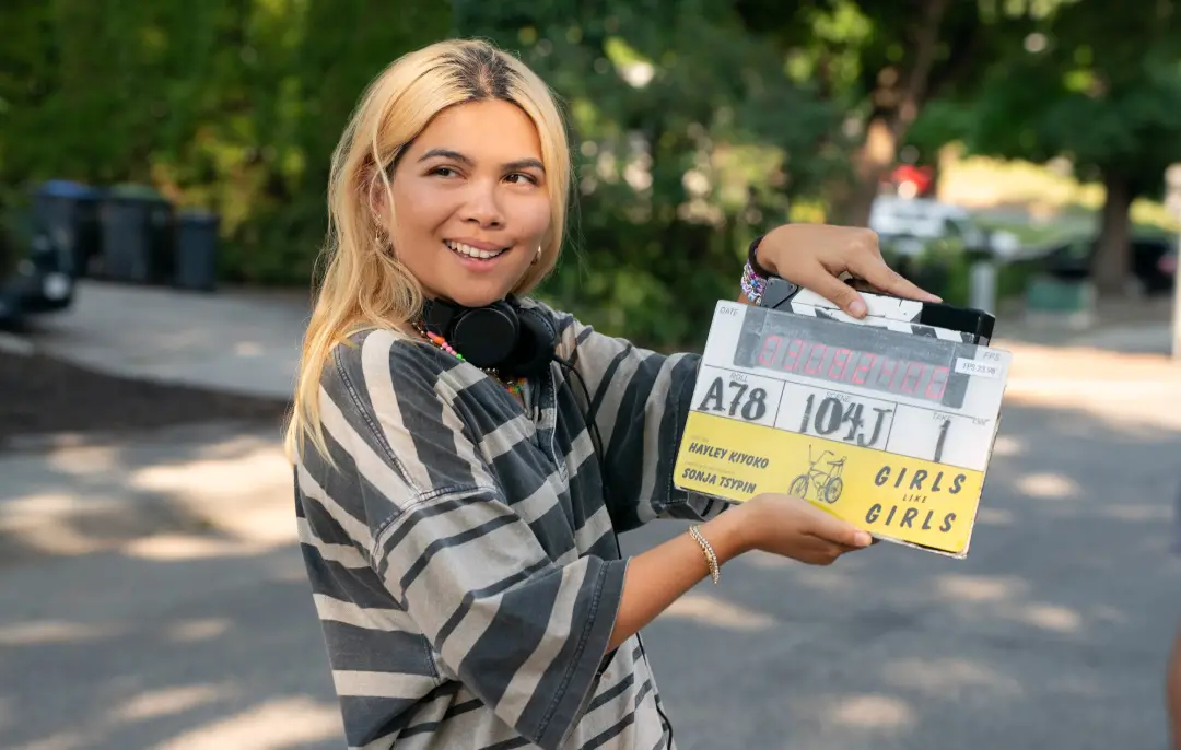 Hayley Kiyoko estreou como diretora em Girls Like Girls, um drama que acompanha romance entre adolescentes em Oregon. A…