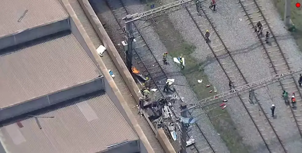 Avião monomotor caiu e pegou fogo perto da Estação São Gabriel em Belo Horizonte, matando o piloto. O acidente mostra o…