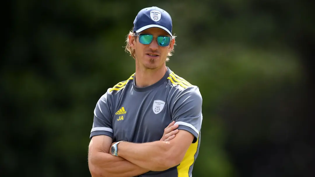 Jimmy Adams, lenda do Hampshire, deixa o clube após 25 anos de carreira como jogador e técnico. O cara tá indo para a A…