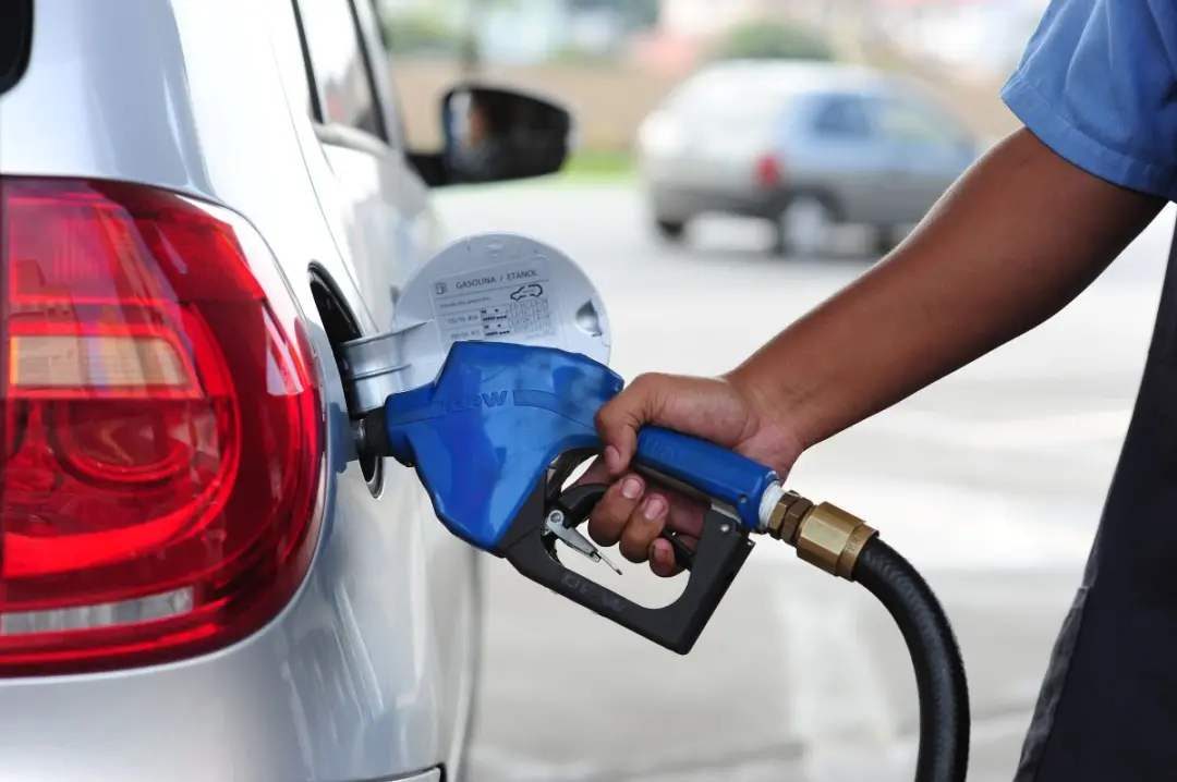 Impostos federais da gasolina zerados pelo governo Lula por um mês. Essa medida pode aliviar um pouco o bolso agora, ma…