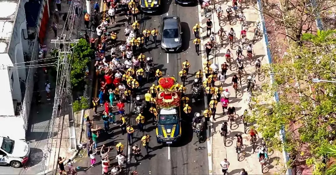 A Imagem Peregrina viaja mais de 50 quilômetros no Traslado, com até 1,5 milhão de fiéis esperando. Essa dimensão de fé…