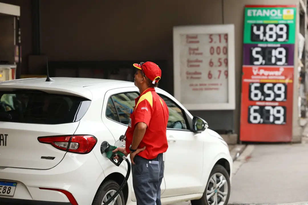Gasolina zerada de impostos federais, subindo a desoneração para 89 centavos por litro. Isso ajuda no custo imediato, m…