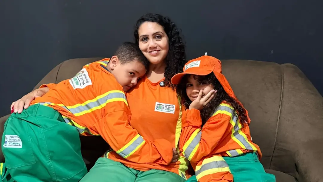 Irmãos de gari da Comurg em Goiânia vestiram réplicas do uniforme da mãe, Dayse, às vésperas do Dia das Crianças. A mãe…