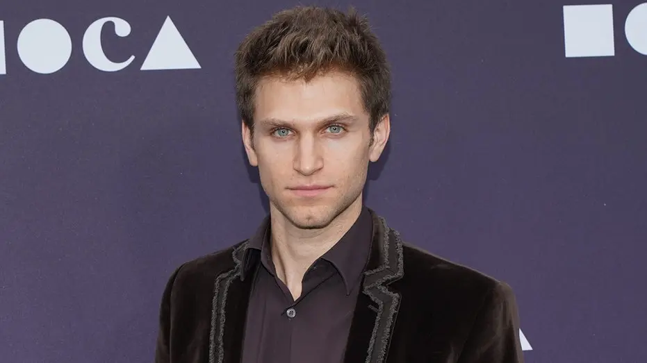 Keegan Allen foi assaltado com arma e faca em West Hollywood, Califórnia. A agressão deixou ele com laceração na testa.…