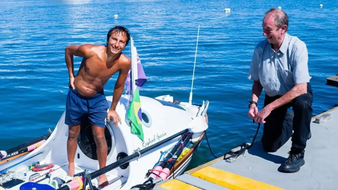 Raphael Garcia cruzou o Atlântico Sul a remo sozinho por 136 dias, chegando a Salvador. O episódio com o navio que desv…