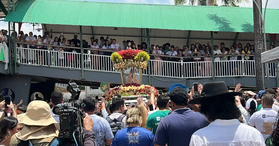 Universidade da Amazônia serviu de ponto de descanso para a romaria de Nossa Senhora de Nazaré, com parada prolongada p…