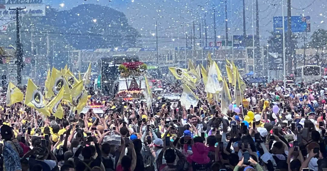 Milhares de fiéis acompanharam a imagem peregrina de Nossa Senhora de Nazaré na BR-316, com chuva de papel picado nos v…