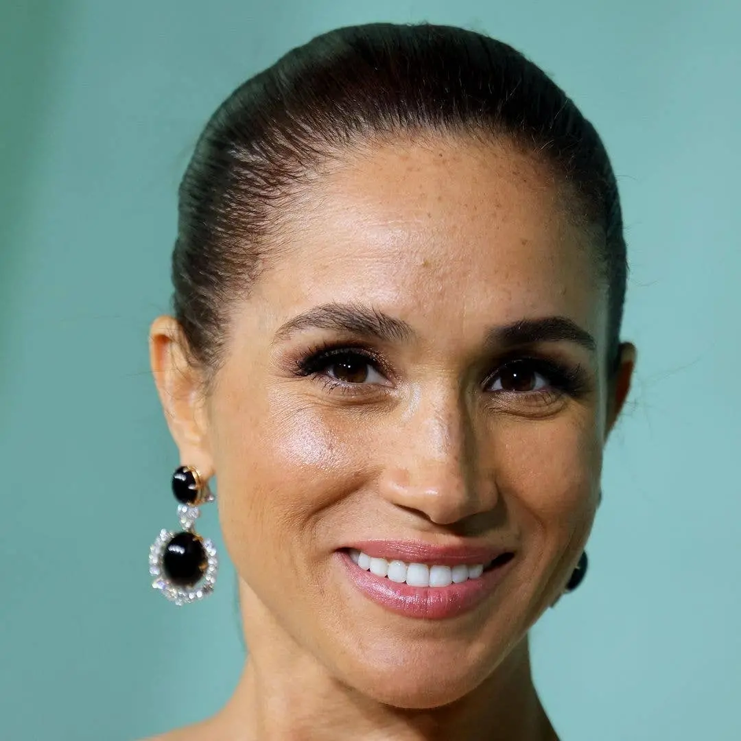 Meghan Markle foi vista em Londres com uma bolsa de pano em um encontro no Claridge's. Um toque de simplicidade em meio…