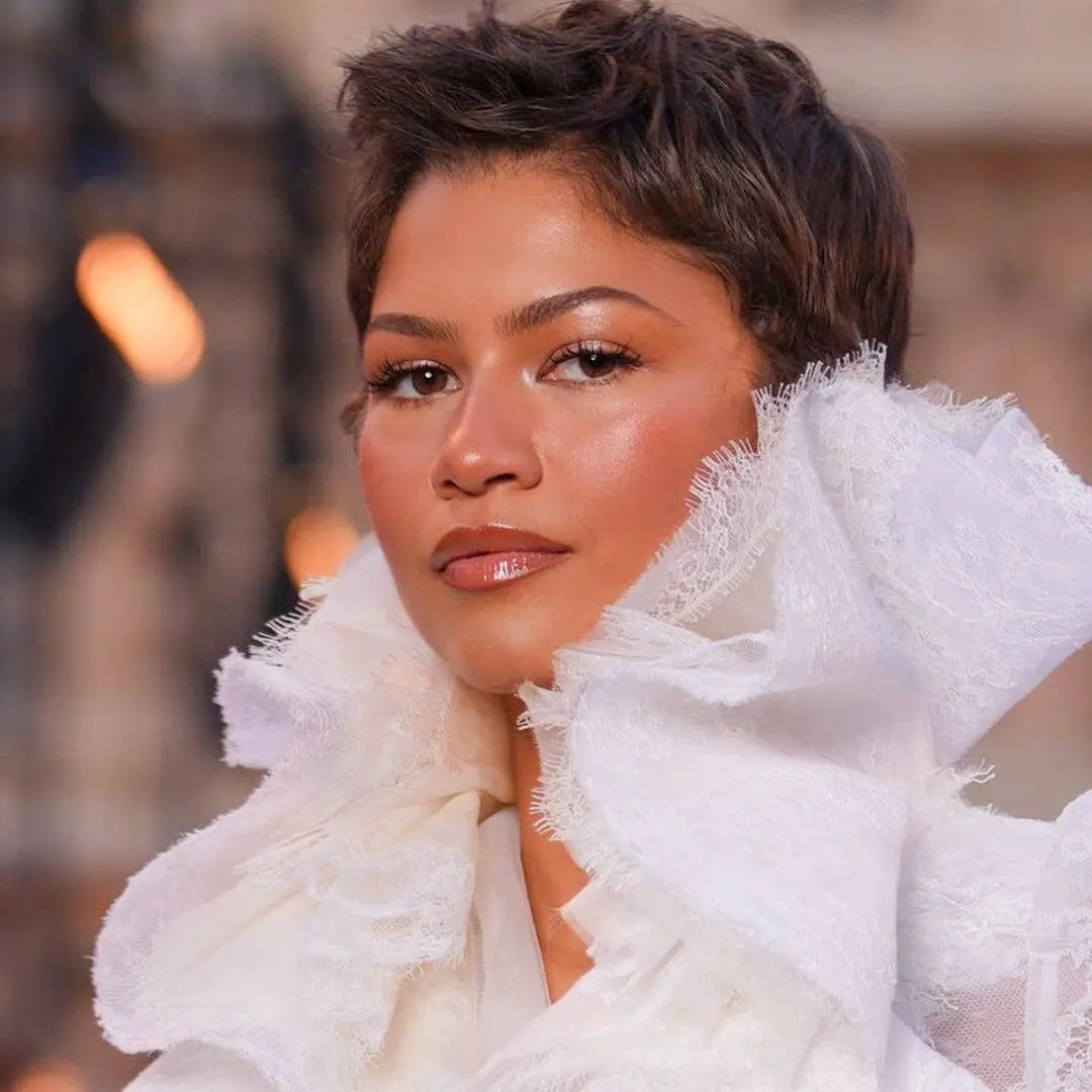 Zendaya exibiu um visual novo com jeans de renda e modeladores após uma grande mudança no cabelo. O look mostra a liber…