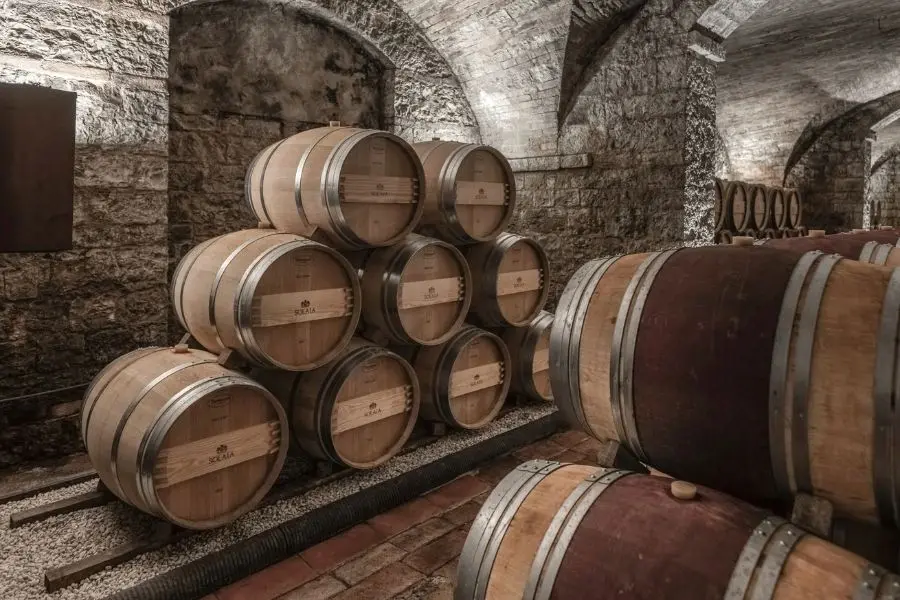 30 mil garrafas de vinho foram roubadas da vinícola Marchesi Antinori em Cortona, na Toscana, com prejuízo de 5 milhões…