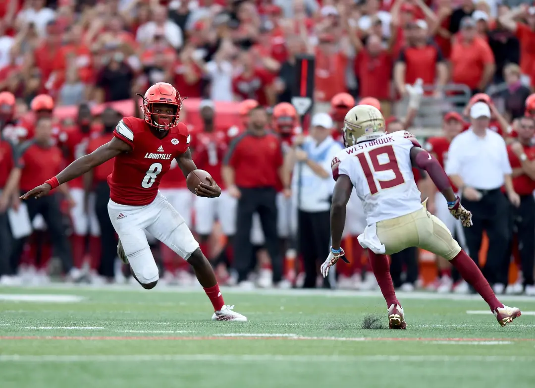 Louisville contra Florida State no L&N Stadium, em Louisville, Ky. O FSU lidera a série histórica de 18 a 6. Os Noles m…