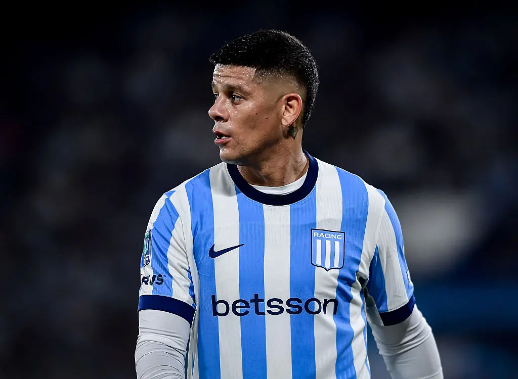 Marcos Rojo não joga pelo Estudiantes porque a AFA negou a liberação dele para a liga doméstica. A CONMEBOL também avis…