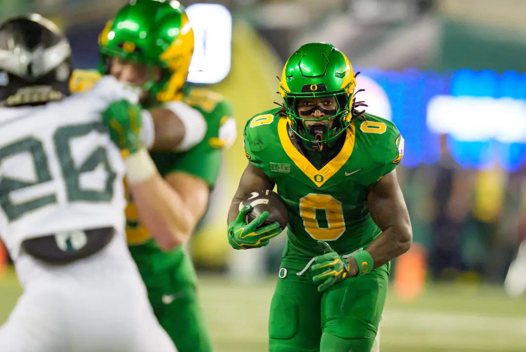 Oregon Ducks joga contra UCLA Bruins em Outzen Stadium em Outubro. O jogo deve ser decidido no meio campo, com o ataque…