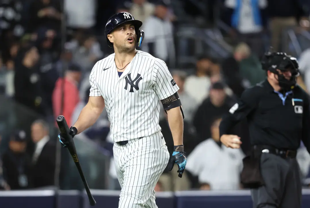 Mets e Yankees podem trocar contratos no inverno, trocando jogadores caros e com lesões. Essa movimentação pode ser int…